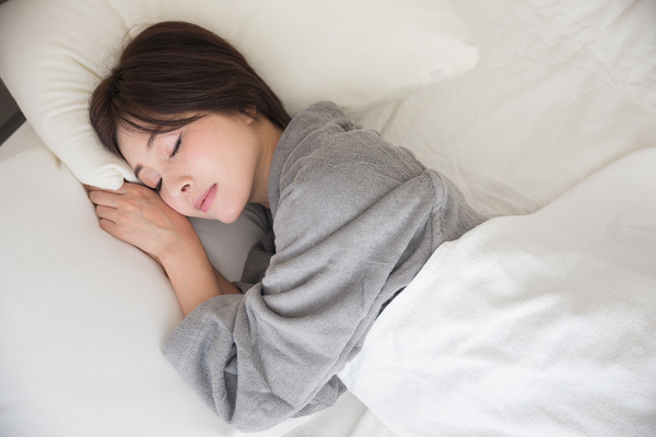 睡眠する女性