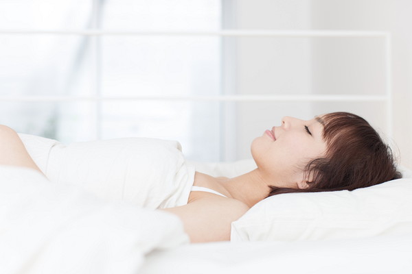 眠る女性