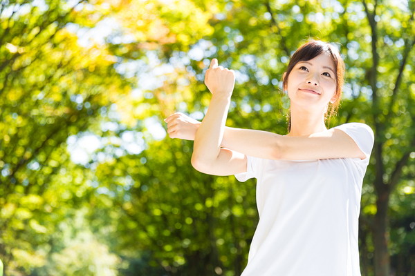 準備運動する女性